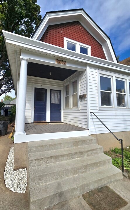 2032 Elm Ave, Unit 2 in Cincinnati, OH - Foto de edificio
