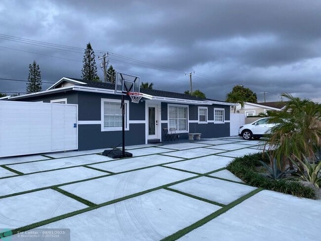 5001 NW 190th St in Miami Gardens, FL - Foto de edificio - Building Photo