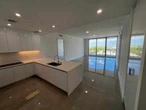 220 Lake Shore Dr, Unit 1017 in Lake Park, FL - Foto de edificio - Building Photo