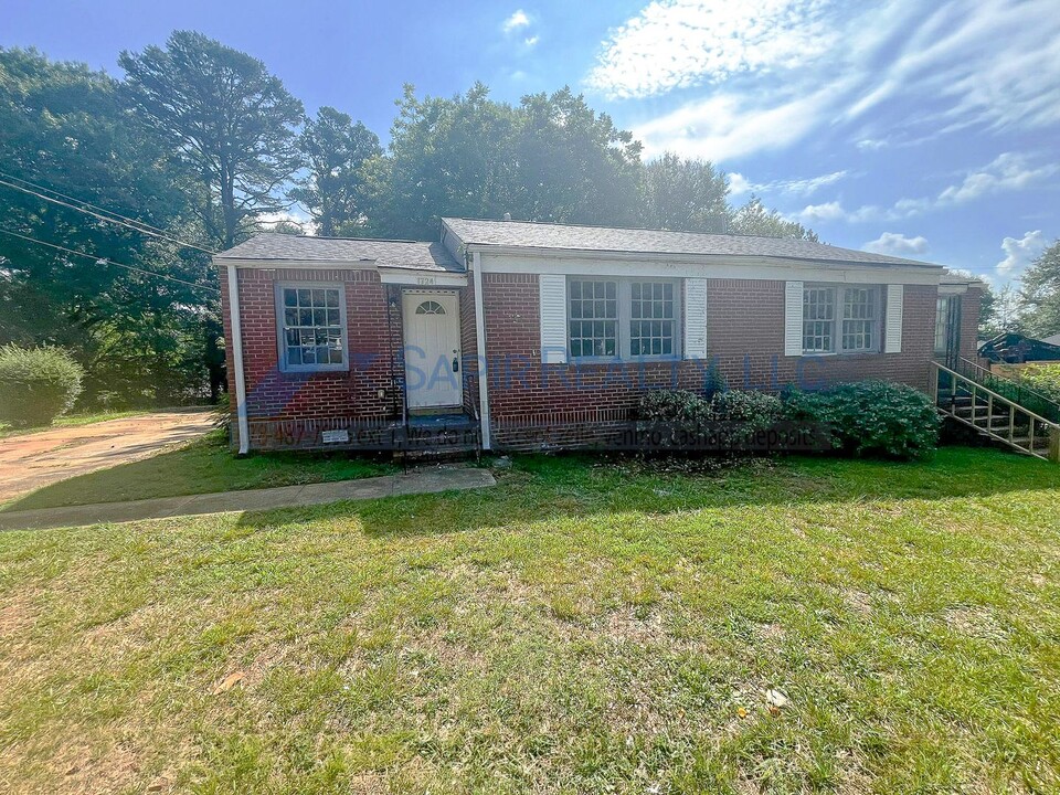 1724 Lisbon Dr SW in Atlanta, GA - Building Photo