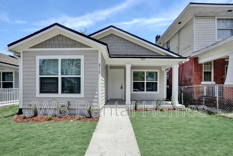 2117 Moncrief Rd in Jacksonville, FL - Building Photo