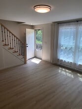 227 New Britain Ave in Farmington, CT - Foto de edificio - Building Photo