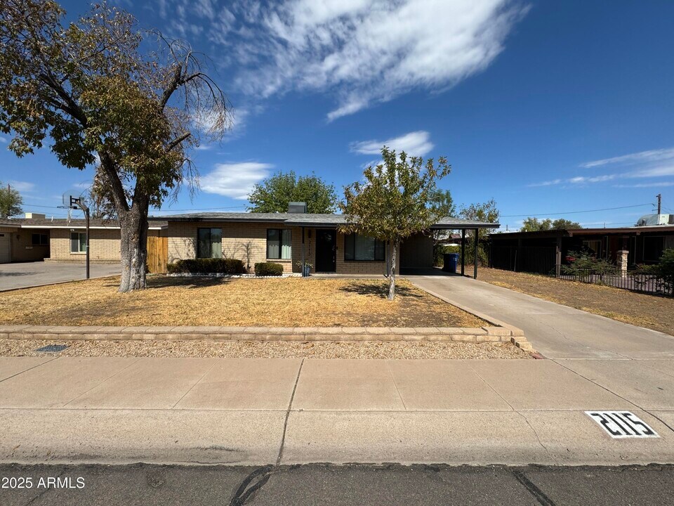 2115 S Stanley Pl in Tempe, AZ - Foto de edificio