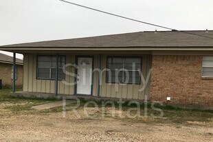 409 Maple St in Commerce, TX - Building Photo