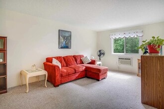 19 Country Club Dr in Manchester, NH - Building Photo - Building Photo