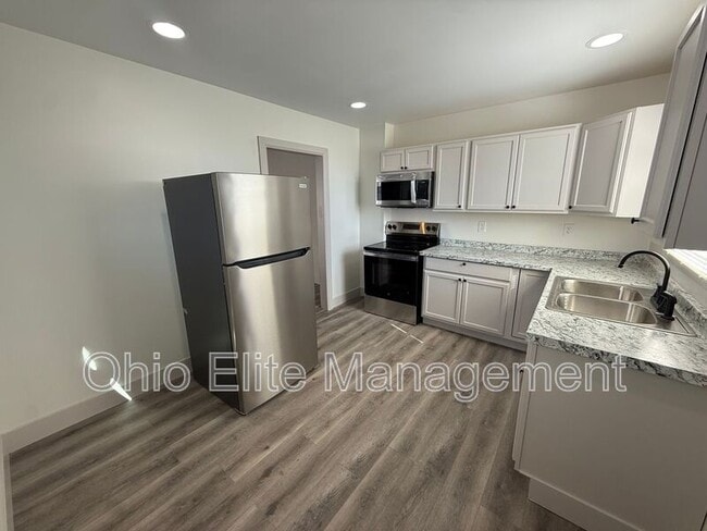 property at 807 E Deshler Ave