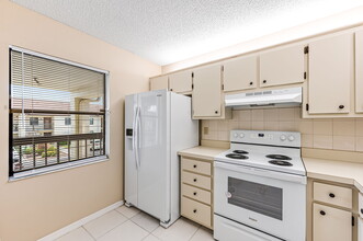 9275 Lake Park Dr, Unit 204 in Ft. Myers, FL - Building Photo - Building Photo