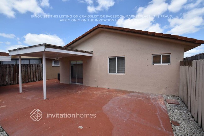 3154 W 77th Pl in Hialeah, FL - Foto de edificio - Building Photo