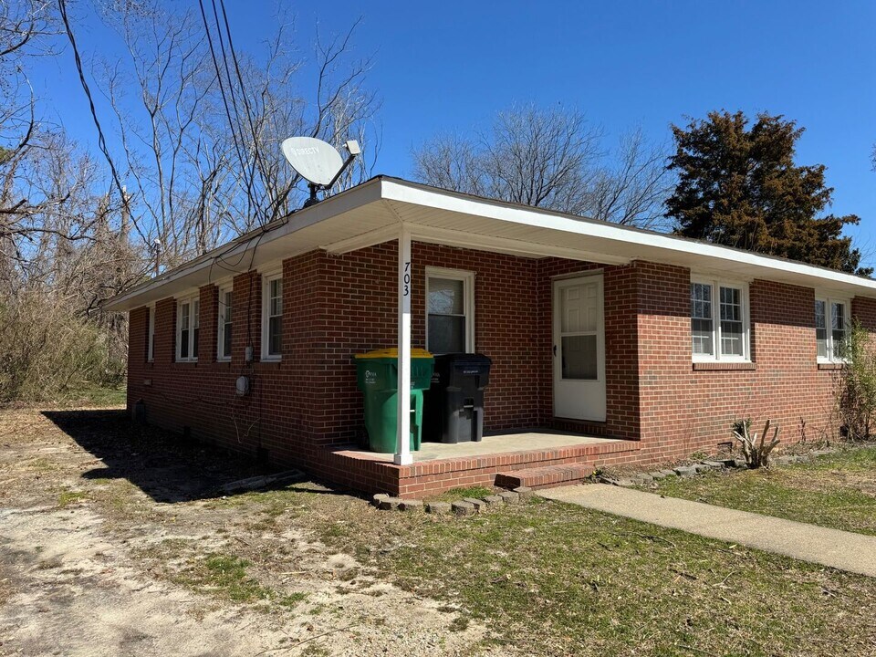 703 Roanoke Ave in Hopewell, VA - Building Photo