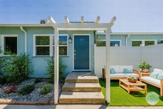 2236-2240 Penmar Avenue in Venice, CA - Foto de edificio - Building Photo