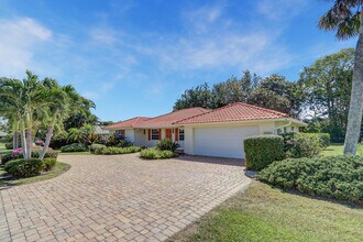 8574 SE Seagrape Way in Hobe Sound, FL - Building Photo - Building Photo