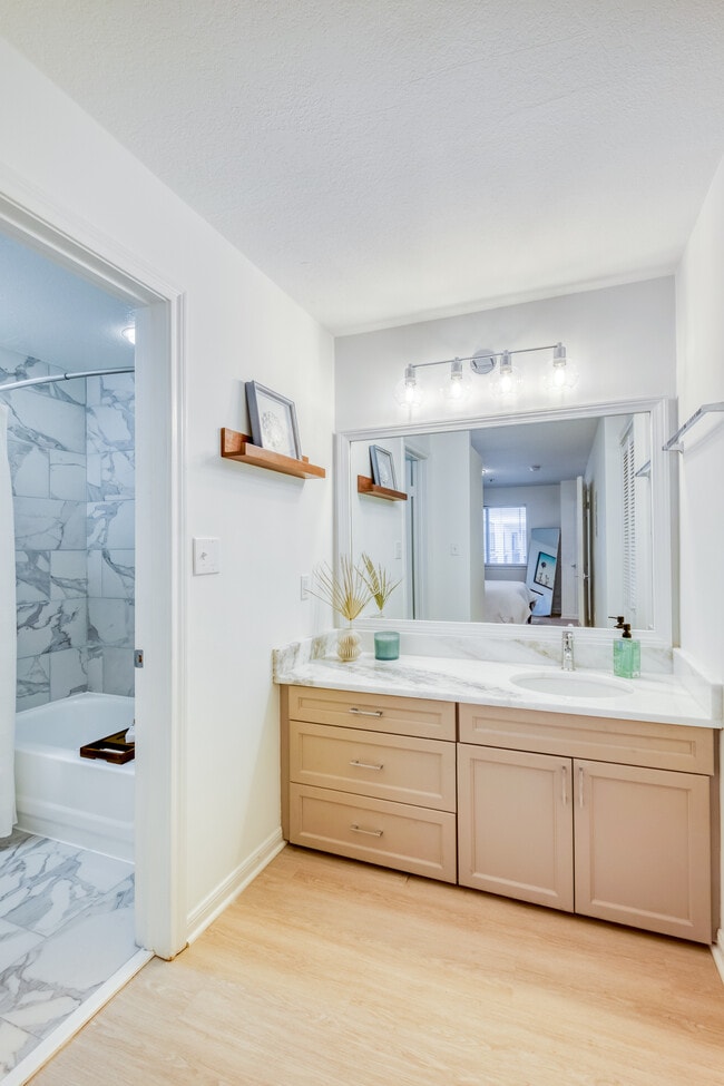 The Flats at Shady Grove in Rockville, MD - Foto de edificio - Building Photo