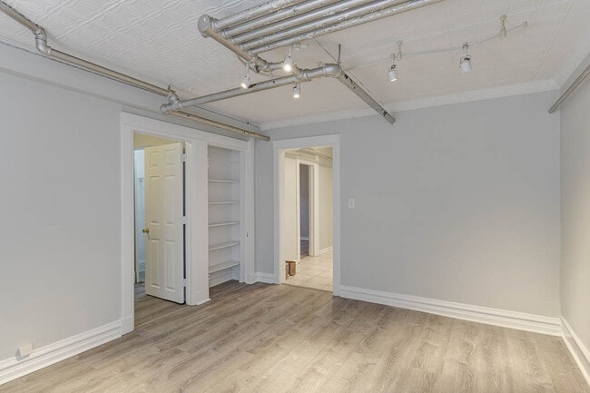 2042 W Armitage Ave, Unit G in Chicago, IL - Foto de edificio - Building Photo