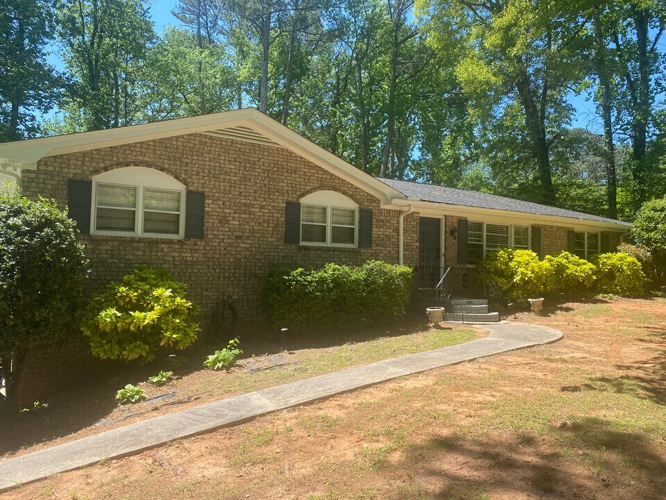 1396 Windburn Dr in Marietta, GA - Building Photo