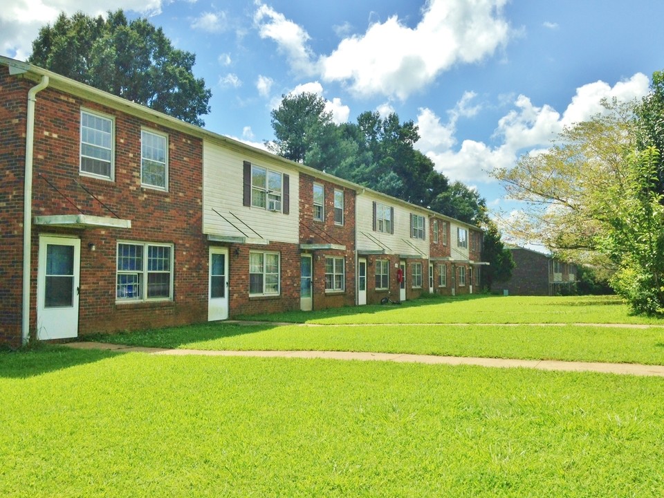 101 Plaza Oaks Rd in Yadkinville, NC - Building Photo