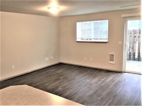 467 Whitney Dr in Newberg, OR - Building Photo - Building Photo