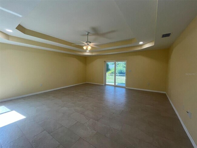 22235 Albany Ave in Port Charlotte, FL - Foto de edificio - Building Photo