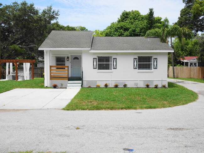 3476 Winton Ave in Sarasota, FL - Building Photo - Building Photo