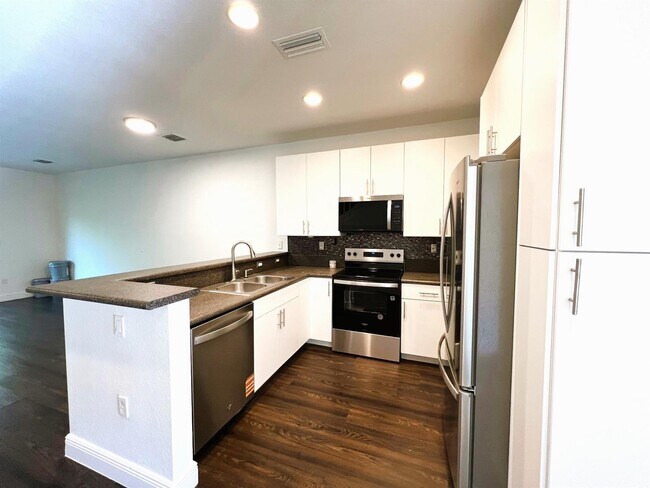3105 NW 25th Way in Oakland Park, FL - Foto de edificio - Building Photo