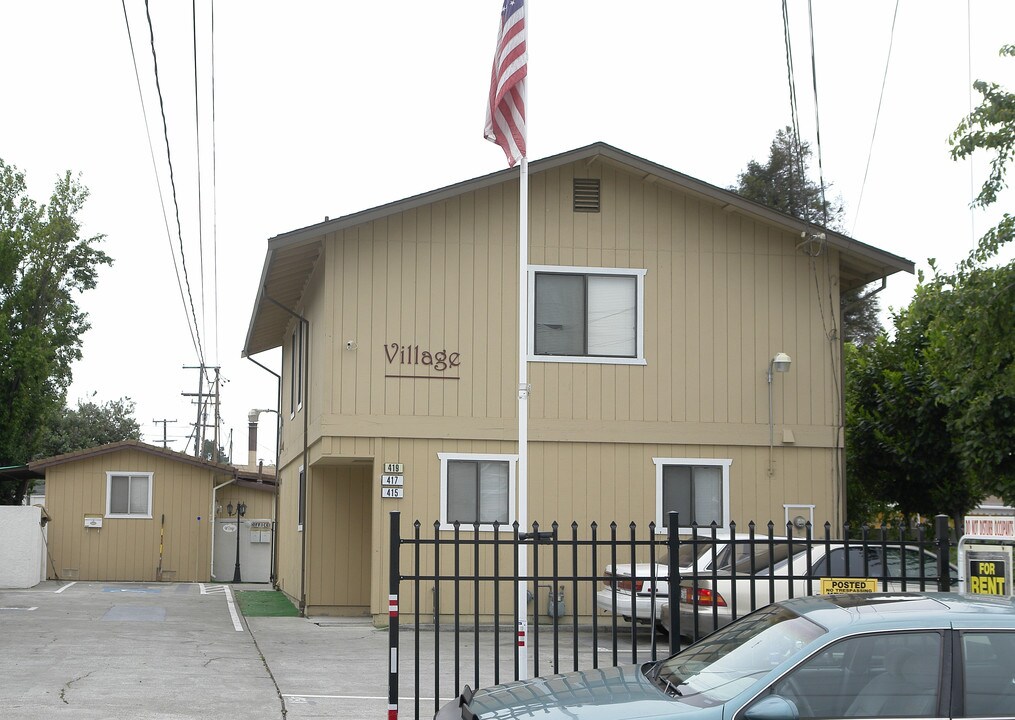 415-419 Grove Way in Hayward, CA - Foto de edificio