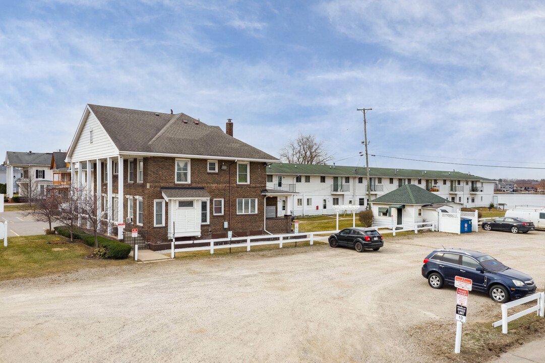 Lakeshore Motel Apartments in Lake Orion, MI - Building Photo