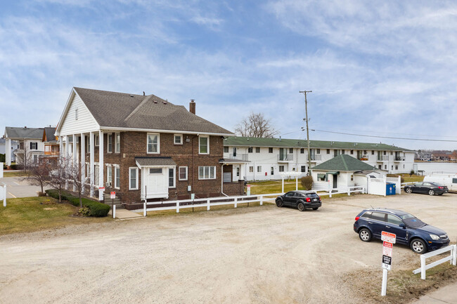 Lakeshore Motel Apartments