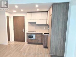 39-2839 Roehampton Ave in Toronto, ON - Building Photo - Building Photo