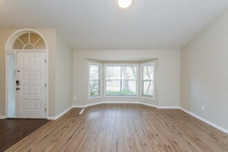 4551 Oak River Cir in Valrico, FL - Building Photo - Building Photo