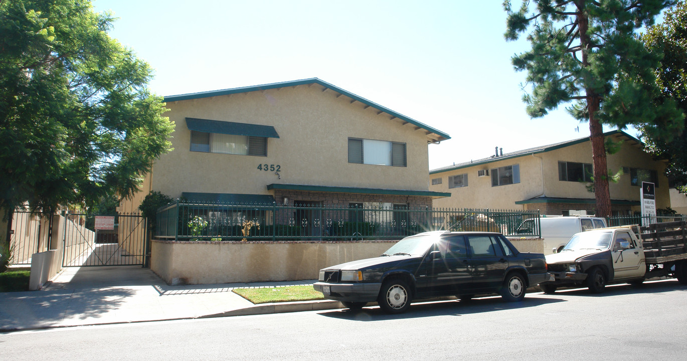 4352 Ventura Canyon Ave in Sherman Oaks, CA - Building Photo