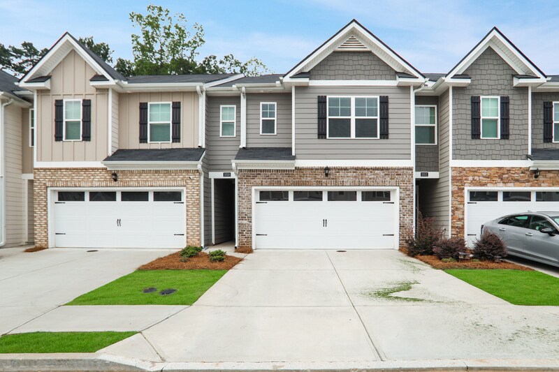 1050 King Iron Dr in Lawrenceville, GA - Building Photo