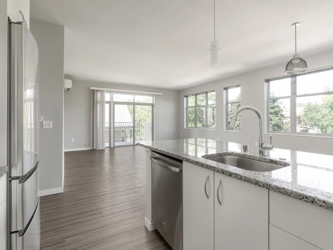 1623 N Jackson St, Unit 201 in Milwaukee, WI - Building Photo - Building Photo