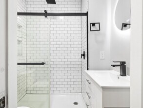 5 Dickson St, Unit 1 in Somerville, MA - Foto de edificio - Building Photo