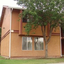 Pleasant Valley Manor in Avenal, CA - Foto de edificio - Building Photo