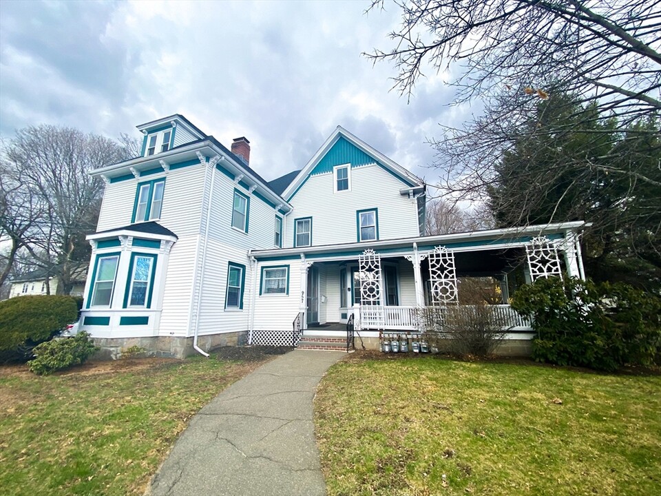 957 Washington St in Newton, MA - Building Photo
