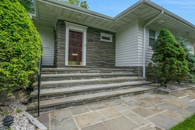 136 Fox Meadow Rd in Scarsdale, NY - Building Photo - Building Photo