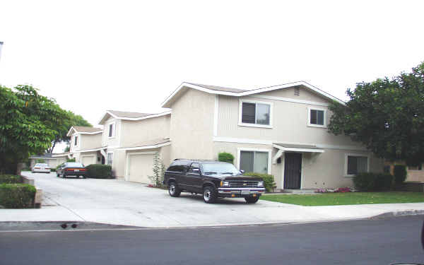 9258-9266 Ramona St in Bellflower, CA - Building Photo