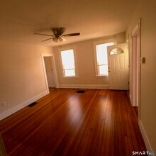 27 Maple St in Manchester, CT - Foto de edificio - Building Photo