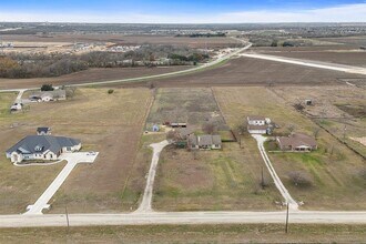 1934 Co Rd 134 in Hutto, TX - Foto de edificio - Building Photo