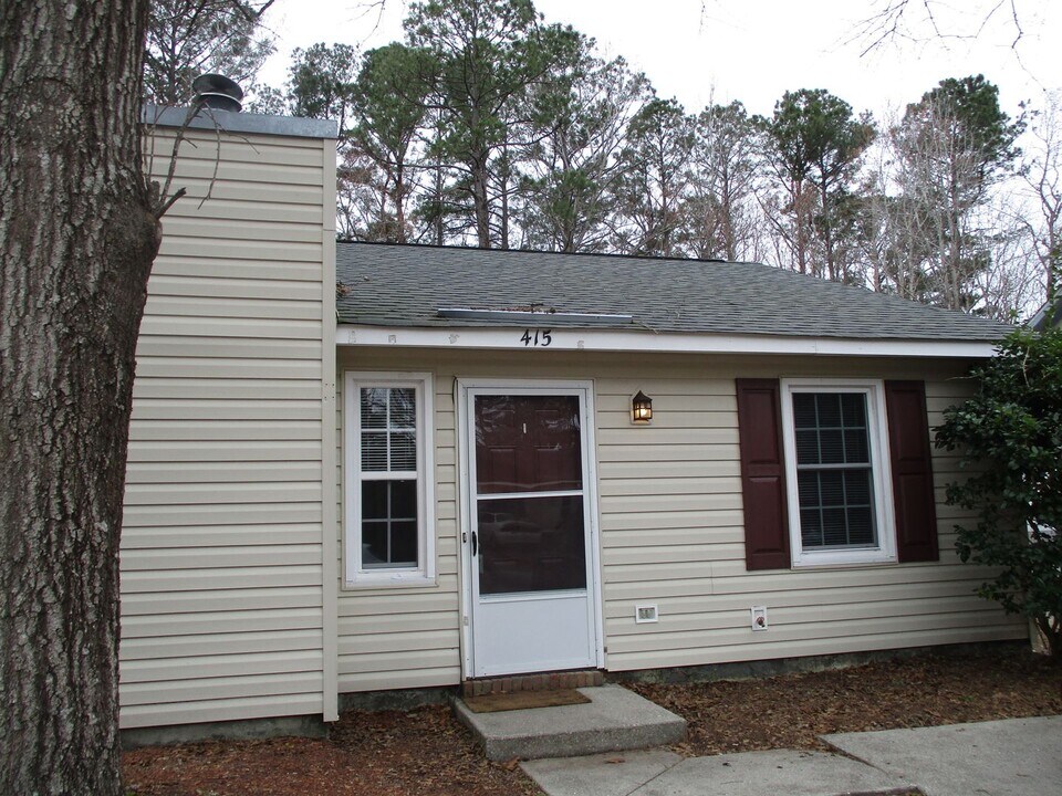 415 Cedar Crk Dr in Jacksonville, NC - Building Photo