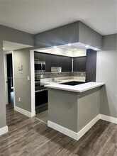 9449 SW 76th St-Unit -T5 in Miami, FL - Foto de edificio - Building Photo