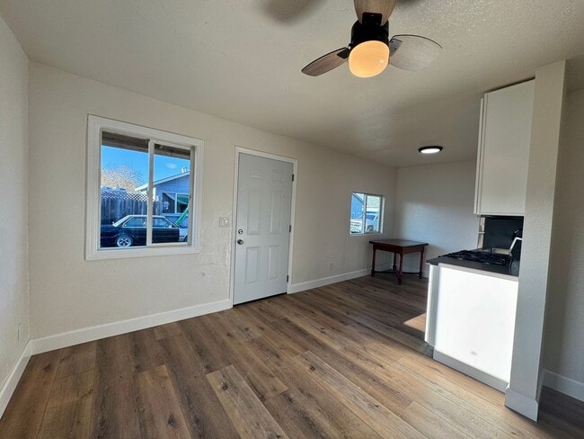 1379 Temple Ave in Santa Rosa, CA - Foto de edificio - Building Photo