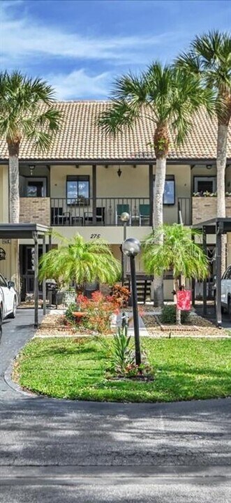275 Mission Trail W in Venice, FL - Building Photo