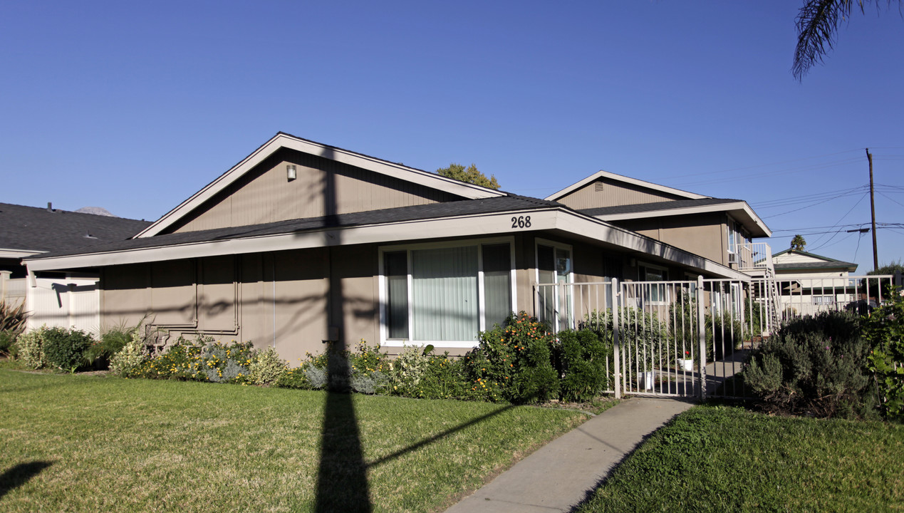 268 San Antonio Ave in Upland, CA - Foto de edificio