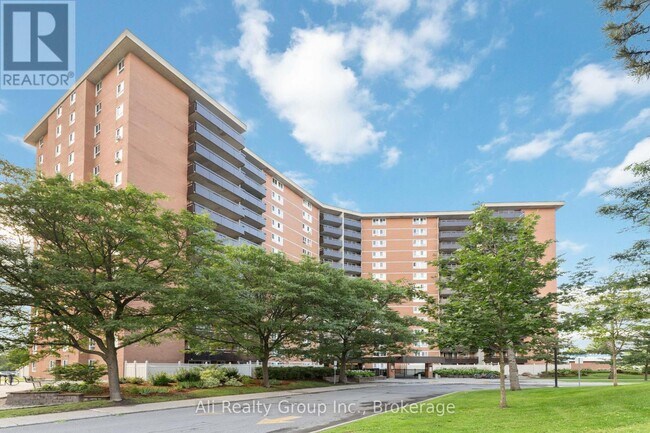 2020 Jasmine Crescent in Ottawa, ON - Building Photo - Building Photo