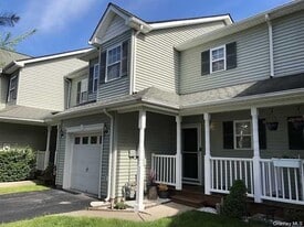 141 Pinebrook Dr in Hyde Park, NY - Building Photo