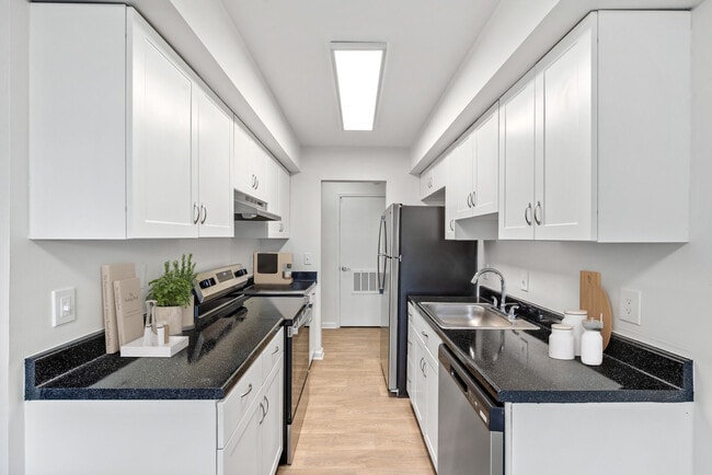 Williamsburg in Cincinnati, OH - Building Photo - Building Photo