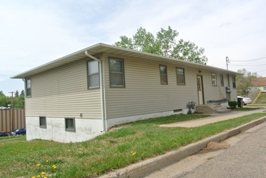 902 Beacon St in Minot, ND - Building Photo