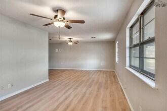 1113 Lincoln Dr in Iowa Park, TX - Building Photo - Building Photo