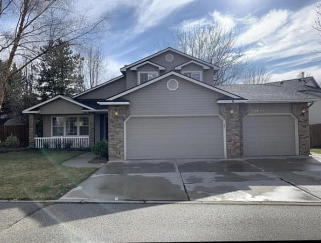 property at 13871 W Chatsworth Ct