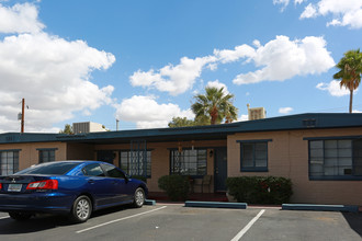 202-226 N Alvernon Way in Tucson, AZ - Foto de edificio - Building Photo